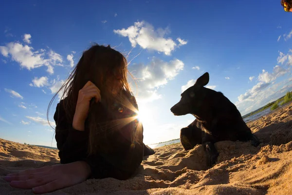 Mädchen Strandkorb Mit Hund Strand — Stockfoto