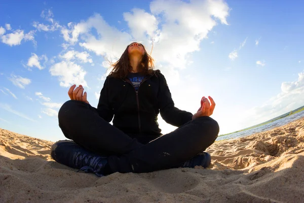 Menina Roupas Esportivas Meditando Praia — Fotografia de Stock