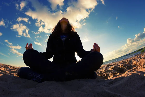 Menina Roupas Esportivas Meditando Praia — Fotografia de Stock