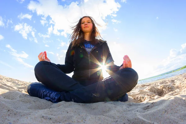 Menina Roupas Esportivas Meditando Praia — Fotografia de Stock