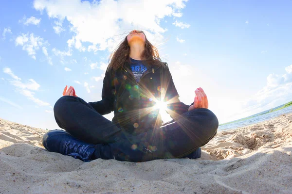 Menina Roupas Esportivas Meditando Praia — Fotografia de Stock