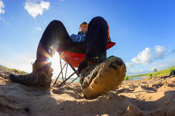 Πολύ Αυτο Πεποίθηση Και Αλαζονική Άνδρες Που Κάθονται Στην Παραλία — Φωτογραφία Αρχείου