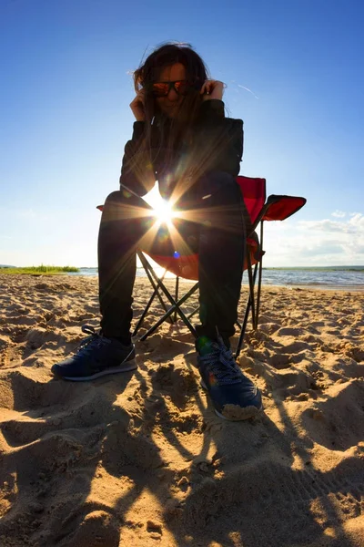 Молода Зарозуміла Жінка Сидить Пляжному Кріслі — стокове фото