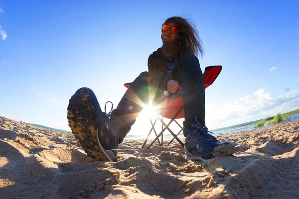 Молода Зарозуміла Жінка Сидить Пляжному Кріслі — стокове фото