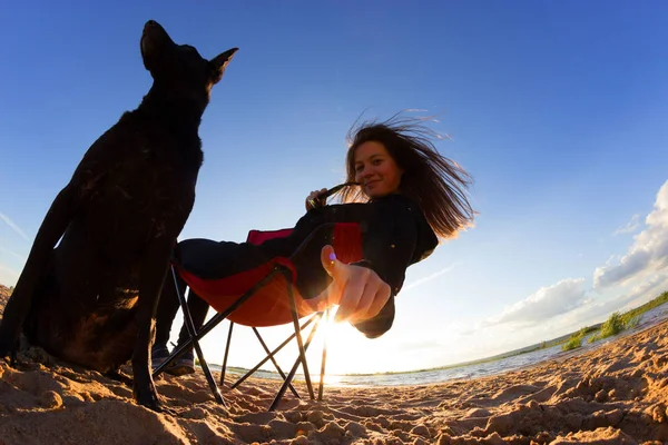 Girl Beach Chair Dog Beach — Stock Photo, Image