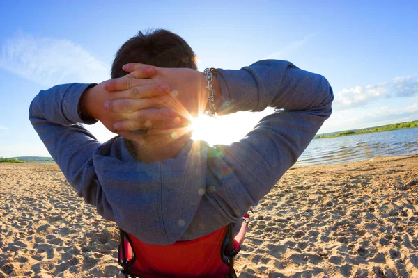 Homem Relaxar Cadeira Praia Dia Ensolarado — Fotografia de Stock