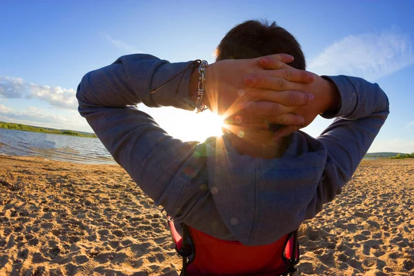 Homem Relaxar Cadeira Praia Dia Ensolarado — Fotografia de Stock