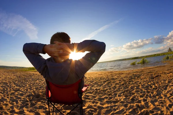 Чоловік Розслабляється Пляжному Кріслі Сонячний День — стокове фото