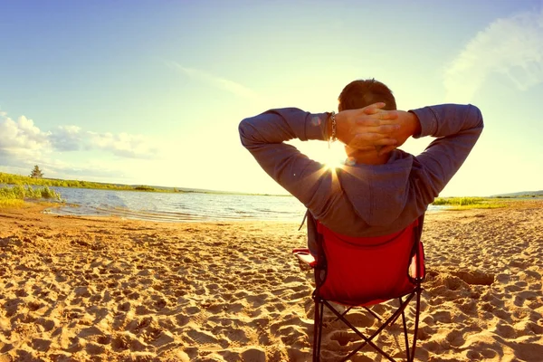 Homem Relaxar Cadeira Praia Dia Ensolarado — Fotografia de Stock