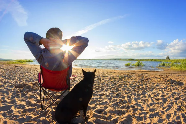 Człowiek Jego Pies Zrelaksować Się Plaży — Zdjęcie stockowe