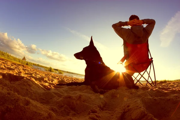 Homem Seu Cão Relaxar Praia — Fotografia de Stock