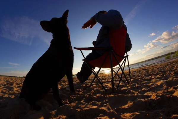 Homem Seu Cão Relaxar Praia — Fotografia de Stock
