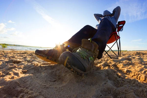 Człowiek Siedzieć Krześle Plaży Ciepłą Odzież Poza Sezonem Niskich Temperaturach — Zdjęcie stockowe
