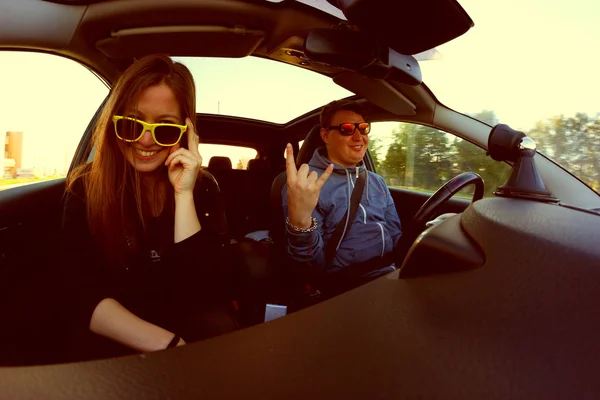 Erkek Kadın Güneş Gözlüğü Arabada Araba Kavramı Ile Seyahat — Stok fotoğraf