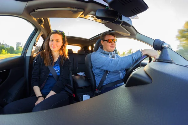 Hombre Mujer Gafas Sol Coche Viajar Coche Concepto —  Fotos de Stock