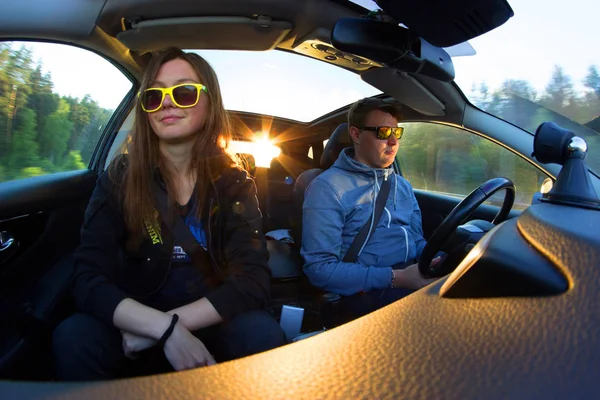 Hombre Mujer Gafas Sol Coche Viajar Coche Concepto —  Fotos de Stock