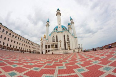 büyük ve güzel beyaz Camii