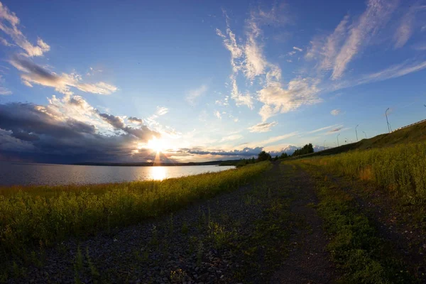 Asphaltierte Landstraße mit schönem Himmel — Stockfoto