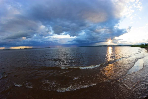 Der Beginn des Sturms auf dem Meer — Stockfoto