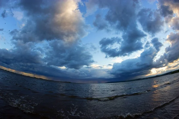 The beginning of the storm on the sea — стоковое фото