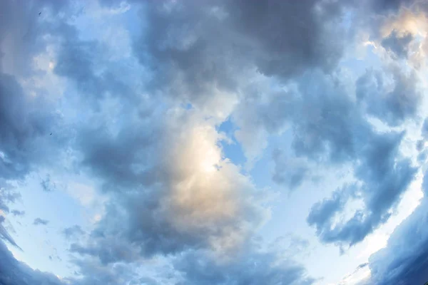 Nubes pesadas en el cielo —  Fotos de Stock