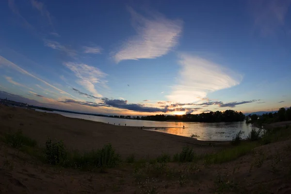 Sonnenuntergang auf einem Fluss — Stockfoto