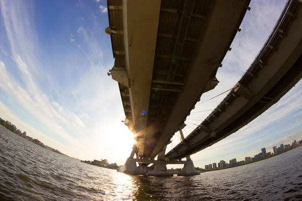 Büyük köprü altında göster — Stok fotoğraf
