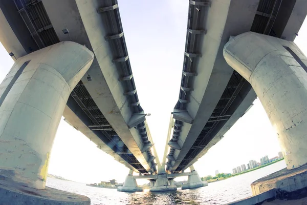 Δείτε κάτω από τη μεγάλη γέφυρα — Φωτογραφία Αρχείου
