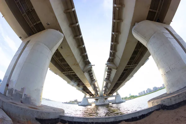 Kijk onder de grote brug — Stockfoto
