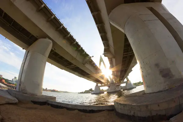 Vista bajo el gran puente — Foto de Stock