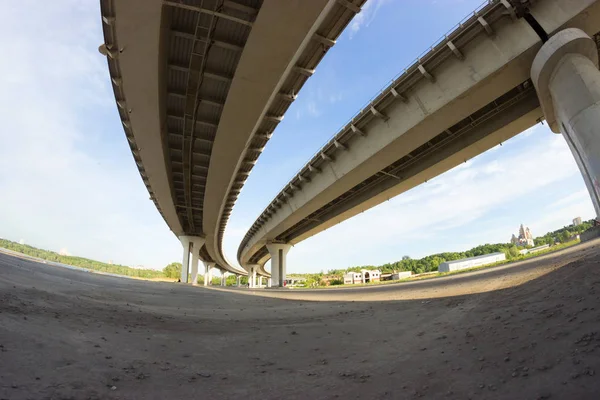 Vista sob a ponte grande — Fotografia de Stock