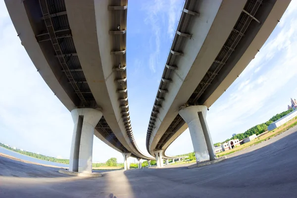 Vista bajo el gran puente — Foto de Stock