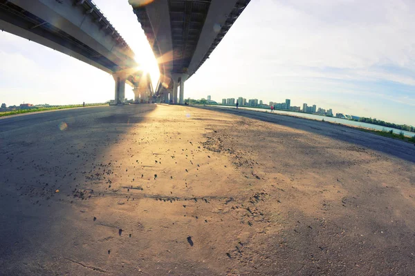 Vista sotto il grande ponte — Foto Stock