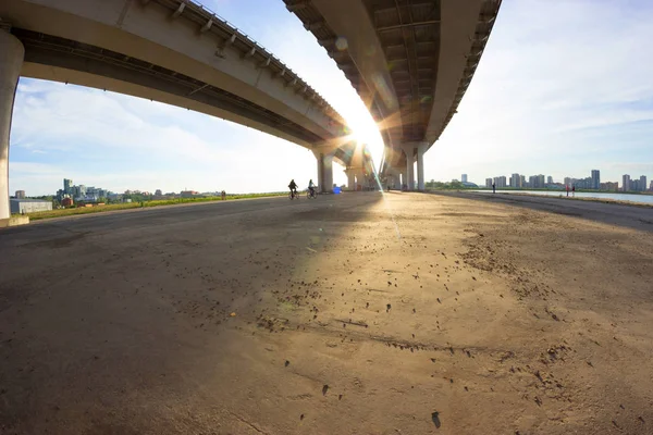 Vista bajo el gran puente — Foto de Stock