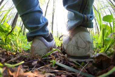 Spor ayakkabılı kadın bacakları