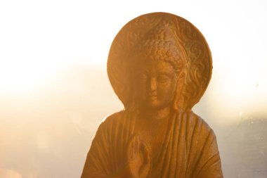 Bronz renkli Buda heykelciği