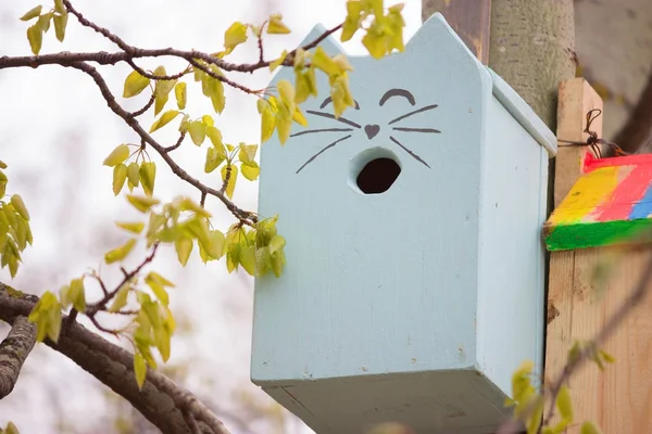 Casa di uccelli in un parco — Foto Stock