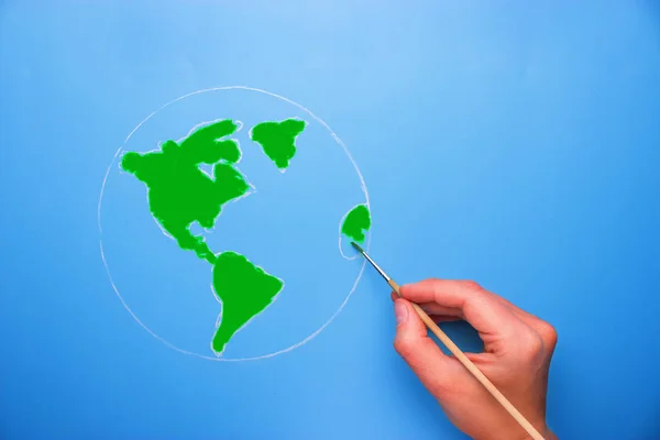 녹색 색상에서 브러쉬 그림 세계 지도와 손 — 스톡 사진