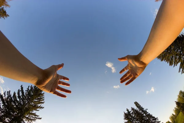 Donne mani contro sfondo cielo blu — Foto Stock