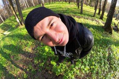 komik genç erkekler meraklı arıyorum. balık gözü lens