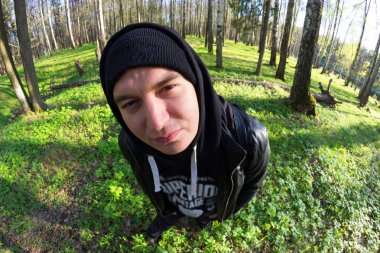 komik genç erkekler meraklı arıyorum. balık gözü lens