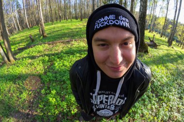 siyah elbiseli gülümseme komik genç erkeklerde. Balık gözü lens