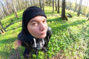 komik genç erkekler meraklı arıyorum. balık gözü lens