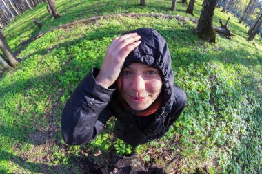 siyah başlıklı komik genç kadınlar. Balık gözü lens