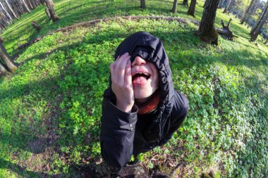 siyah başlıklı komik genç kadınlar. Balık gözü lens