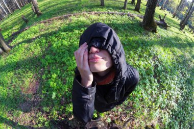 siyah başlıklı komik genç kadınlar. Balık gözü lens