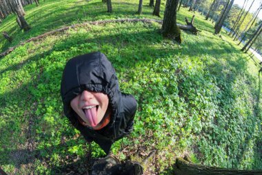 siyah başlıklı komik genç kadınlar. Balık gözü lens