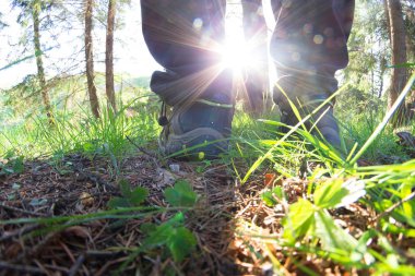 spor ayakkabı erkek bacaklar