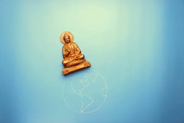 Buddha statuette on the earth — Stock Photo, Image