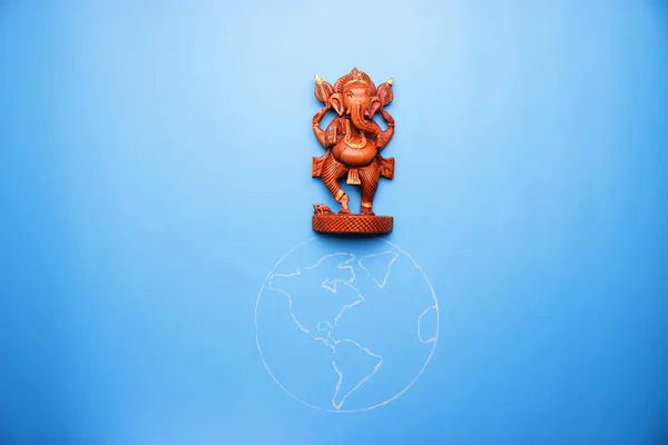 Ganesha statuette on the earth — Stock Photo, Image